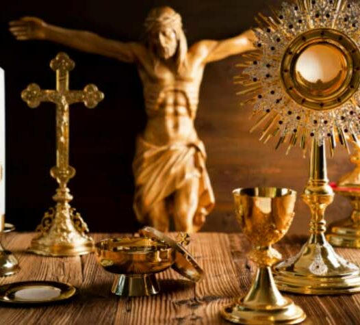 Ett altare med religiösa föremål som ett krucifix, kalkar och en monstrans i guld.