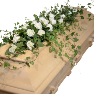 Kista dekorerad med vita rosor och gröna rankor.